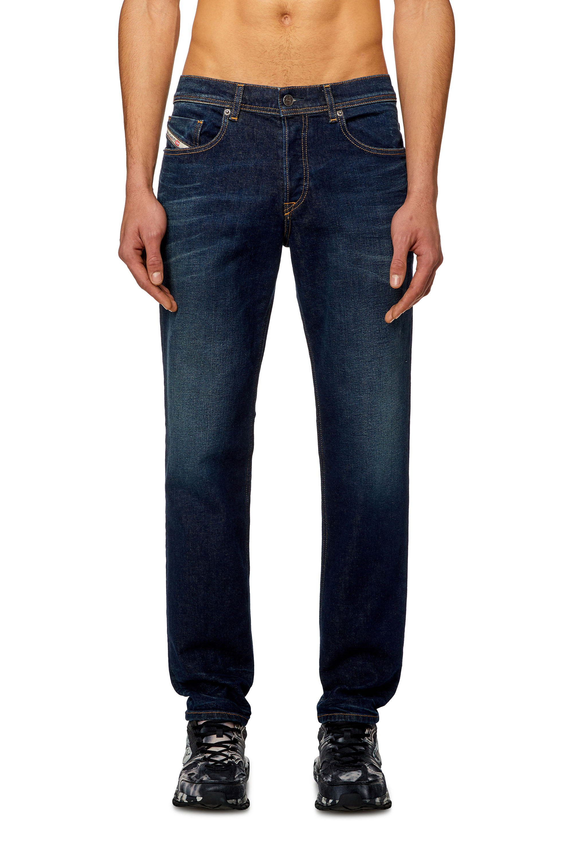 Diesel - Regular Jeans 2023 D-Finitive 09H38 Homme, Bleu Foncé - Image 1